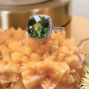 ♥️ Gorgeous 7ct peridot ring, size 8 sterling silver white sapphire halo